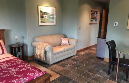 Sebastopol Hotel | Pearlessence Vineyard Inn