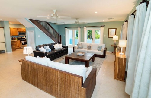 Bodden Town Haus | Pease Bay Manor is a secluded villa on a private beach - call Cayman Villas