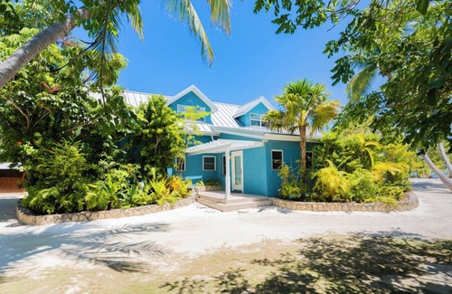 Bodden Town Haus | Pease Bay Manor is a secluded villa on a private beach - call Cayman Villas