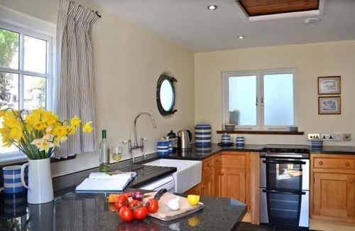 Cadgwith Hütte | Weiß getünchtes Fischerhaus mit 3 Schlafzimmern, Garten und Parkplatz