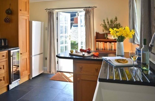 Cadgwith Hütte | Weiß getünchtes Fischerhaus mit 3 Schlafzimmern, Garten und Parkplatz