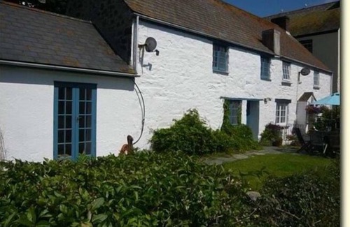 Cadgwith Hütte | Weiß getünchtes Fischerhaus mit 3 Schlafzimmern, Garten und Parkplatz