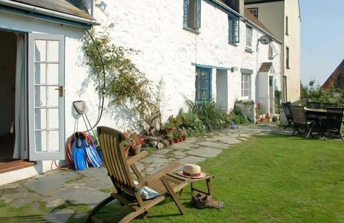 Cadgwith Hütte | Weiß getünchtes Fischerhaus mit 3 Schlafzimmern, Garten und Parkplatz