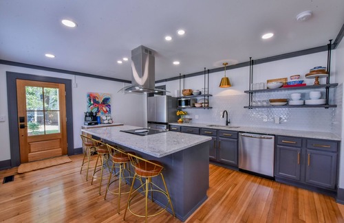 Tuscaloosa Haus | Pecan - walk to the Stadium! Firepits, grills and more!