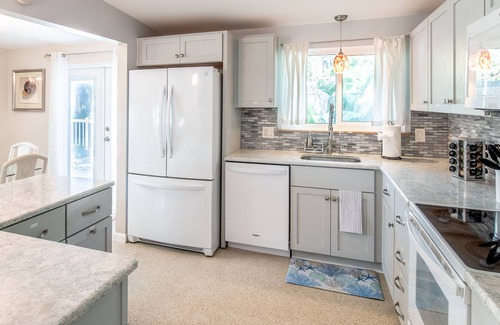 Painters Walk Haus | Pelican's Coastal Retreat: Steps to the Beach and Private Pool!