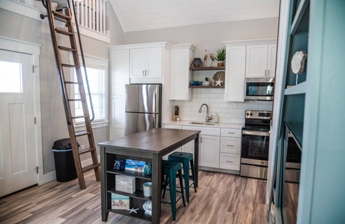 Celina Kabine | Pelican's Perch - 1 Bed/2 Loft Lakeside Cottage!