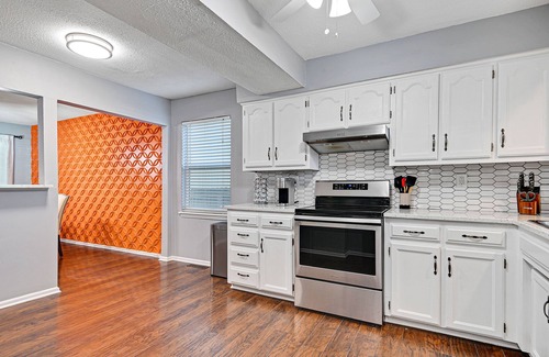 Merriam Haus | ☼Peloton Bike+Tread☼Fenced Outdoor Space☼Deck+Grill☼Luxury Beds☼