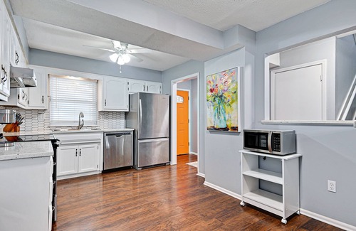 Merriam Haus | ☼Peloton Bike+Tread☼Fenced Outdoor Space☼Deck+Grill☼Luxury Beds☼