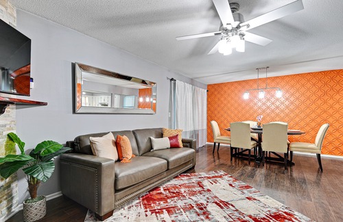 Merriam Haus | ☼Peloton Bike+Tread☼Fenced Outdoor Space☼Deck+Grill☼Luxury Beds☼