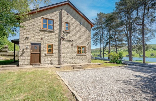 Fence Haus | Pendle View Gatehouse – Lakeside Stay in the Ribble Valley
