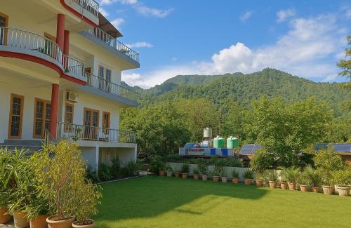 Tapovan Wohnung | Pennylane Hotel - Aesthetic Mountain View Rooms With Tropical Garden, Netflix, Pottery Studio, Free Airport Pickup for 7 or more nights stay, 2 minute walk to ganga river in tapovan