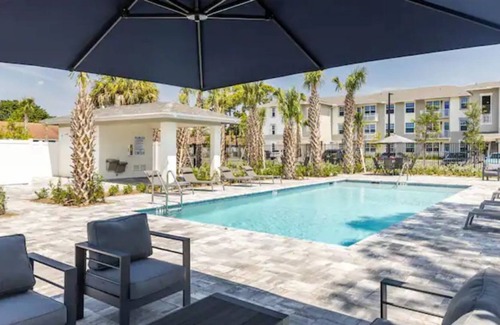 Greenacres Wohnung | 'penta' at Aviara Green - Modern Apartment & Pool