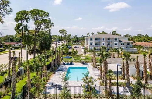 Greenacres Wohnung | 'penta' at Aviara Green - Modern Apartment & Pool