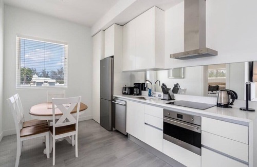 Seven Mile Beach Wohnung | Penthouse 2BR/2BTH Apt /w Rooftop Pool Near Beach