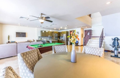 Barrio Los Faroles Wohnung | Penthouse in the Sky at Croc's Casino Resort!