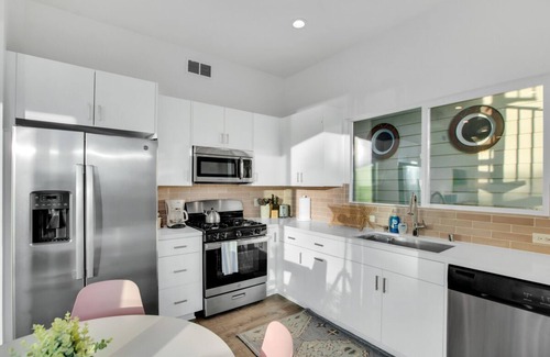 Mussel Shoals Haus | Penthouse Surfside Oasis in Mussel Shoals