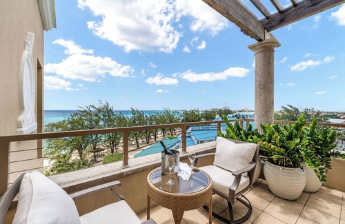 Seven Mile Beach Eigentumswohnung | Penthouse View Residence steps away from the Beach at The Ritz-Carlton