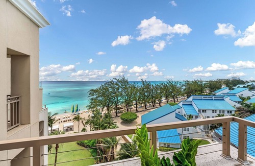 Seven Mile Beach Eigentumswohnung | Penthouse View Residence steps away from the Beach at The Ritz-Carlton