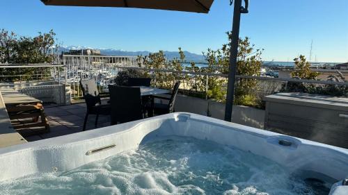 Antibes City Centre Wohnung | Penthouse vue mer avec Rooftop,Jacuzzi,et parking privé