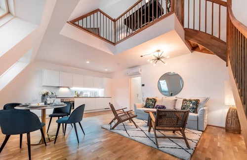 Oberdobling Wohnung | Penthouse with View from the Rooftop Terrace
