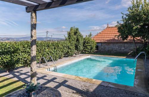 Penafiel Haus | Pequena Casa rústica com piscina