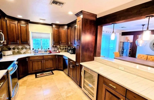 Omega Bay Estates Haus | Perfect 4 bed 2.5 Bth Family Vacation Home w/ Pool