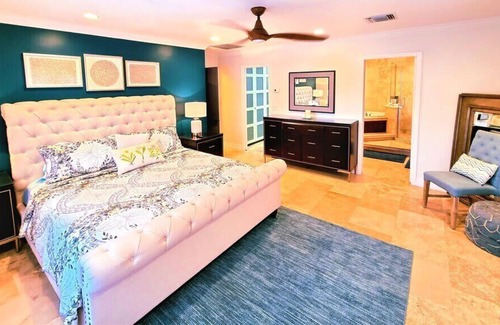 Omega Bay Estates Haus | Perfect 4 bed 2.5 Bth Family Vacation Home w/ Pool