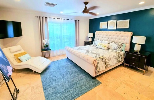 Omega Bay Estates Haus | Perfect 4 bed 2.5 Bth Family Vacation Home w/ Pool
