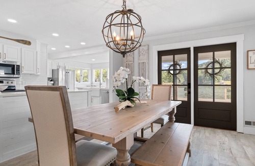 Rainbow City Haus | Perfect fall getaway! Firepit, sunset views, fishing & more!