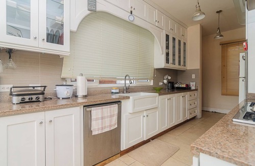 Esmeralda Haus | Perfect Family Getaway: 3bdr Home w/Pool & BBQ