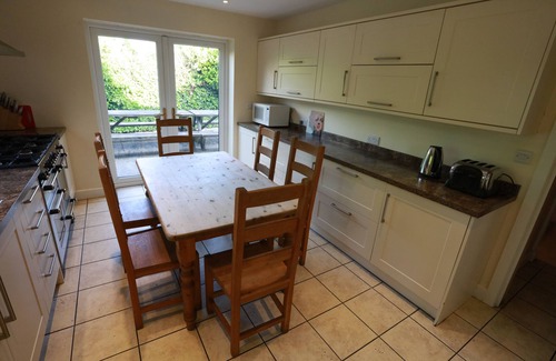 Peak District Haus | Perfect for all Large Groups in 7 all Ensuite Bedrooms . Pet Friendly