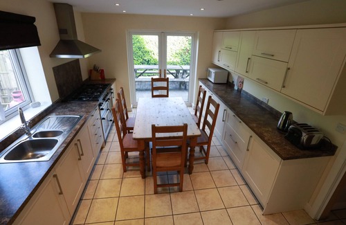 Peak District Haus | Perfect for all Large Groups in 7 all Ensuite Bedrooms . Pet Friendly