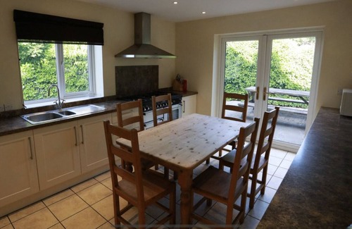 Peak District Haus | Perfect for all Large Groups in 7 all Ensuite Bedrooms . Pet Friendly