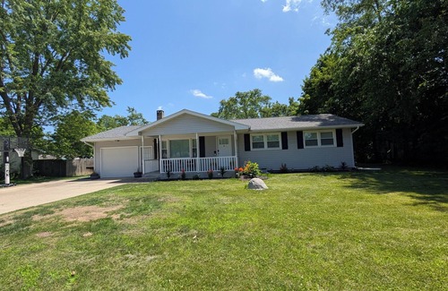 Elkhart Haus | Perfect for Notre Dame Football Elkhart, IN 25 Miles Away from Notre Dame