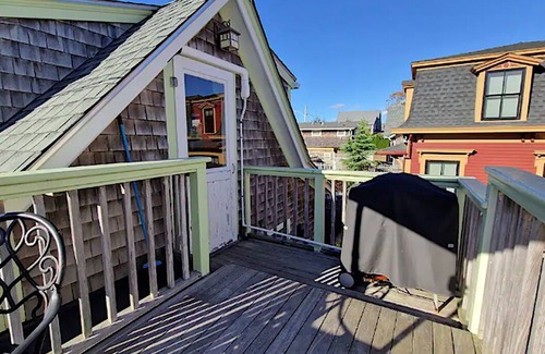 Oak Bluffs Wohnung | Perfekte Lage! Von Strand, Hafen & Stadt! Herrlicher Lebkuchen Upstairs Aptmt