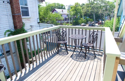 Oak Bluffs Wohnung | Perfekte Lage! Von Strand, Hafen & Stadt! Herrlicher Lebkuchen Upstairs Aptmt