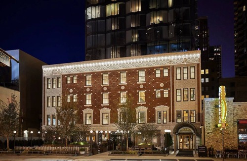 Rush and Division Haus | Perfect Spot for Unwinding! 4 Classy Units, Lake View, Pool, Pet-friendly