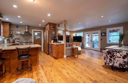 Ponderosa Palisades Haus | Perfectly Appointed, Close to Downtown w/ Summer Backyard Oasis & Hi Speed Wifi