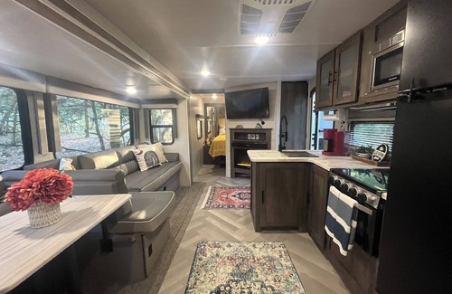 DeLand Haus | Personal Campsite: AC, inflatable Hot Tub, WiFi, Fire Pit, Outdoor Shower & BBQ