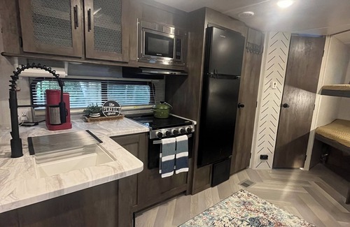 DeLand Haus | Personal Campsite: AC, inflatable Hot Tub, WiFi, Fire Pit, Outdoor Shower & BBQ