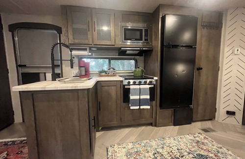 DeLand Haus | Personal Campsite: AC, inflatable Hot Tub, WiFi, Fire Pit, Outdoor Shower & BBQ