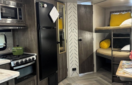 DeLand Haus | Personal Campsite: AC, inflatable Hot Tub, WiFi, Fire Pit, Outdoor Shower & BBQ