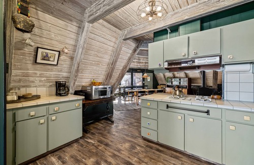 McCall Haus | Pet Friendly, 10 Guests, Walking Distance to Payette Lake/Downtown, Hot Tub!