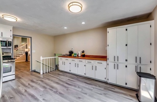 Acworth Haus | Pet-Friendly 4BR Home w/Full Gym, 3BT and Patio by Ballparks in Woodstock