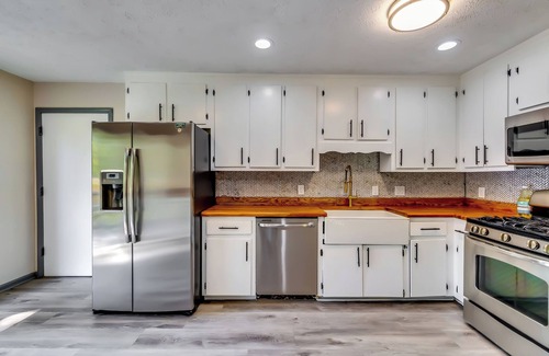 Acworth Haus | Pet-Friendly 4BR Home w/Full Gym, 3BT and Patio by Ballparks in Woodstock