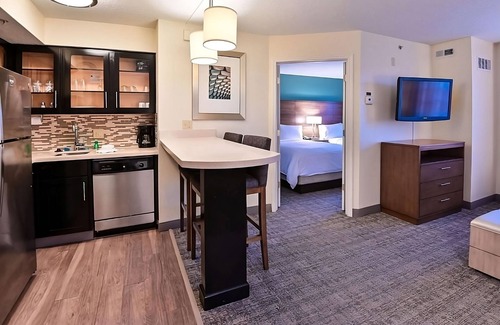 Plantation Resort | Pet-friendly and Modern 2BR Suite w/ Kitchen! Outdoor Pool, FREE Breakfast!
