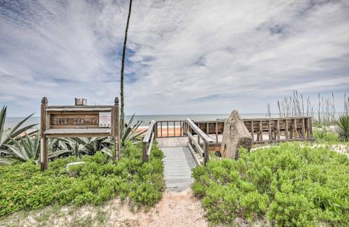 Silk Oaks Haus | Pet-Friendly Beach House with Deck Walk to Beach!