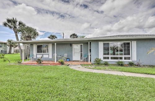 Silk Oaks Haus | Pet-Friendly Beach House with Deck Walk to Beach!