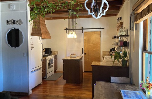 Al Tahoe Kabine | NEW LISTING! Lincoln Log Cabin at the Lake with Hot Tub!