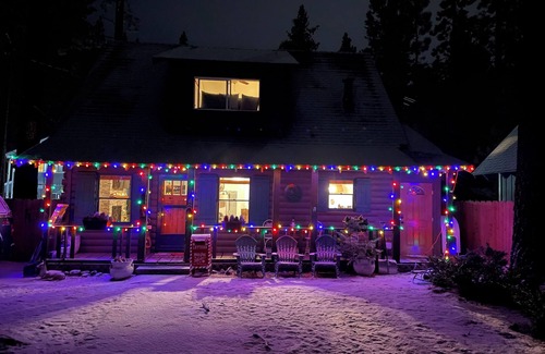 Al Tahoe Kabine | NEW LISTING! Lincoln Log Cabin at the Lake with Hot Tub!